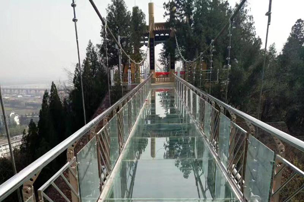 吊橋一般建在空中,所以安全性是運營中尤為重要的,過硬的吊橋質量能讓企業贏得更加廣闊的市場,用戶也會更加信任,過硬的吊橋品質也能讓廠家獲得更好的經濟效益,從而實現企業的長久發展。陜西玻璃水滑道景區游樂設備往往關系到眾多游客的安全,一旦發生事故或是微小的危害都將引起社會比較大的關注,給景區甚至當地監管部門都會帶來比較大的壓力,所以避免景區游樂設備發生事故,做好定期檢查是非常重要的。為了提高景區游樂設備的安全性,景區需要做好定期的檢查以及維護保養,尤其是要注重日常的檢查工作,在每次使用之前都要對游客的安全裝置