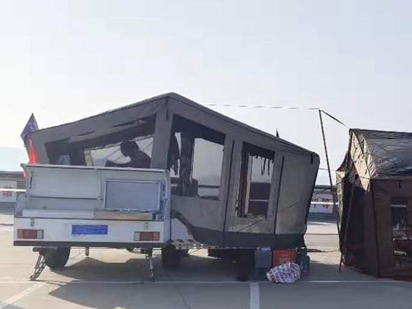 湖州diy房车拖挂式哪里有做,微型拖挂式房车生产厂家