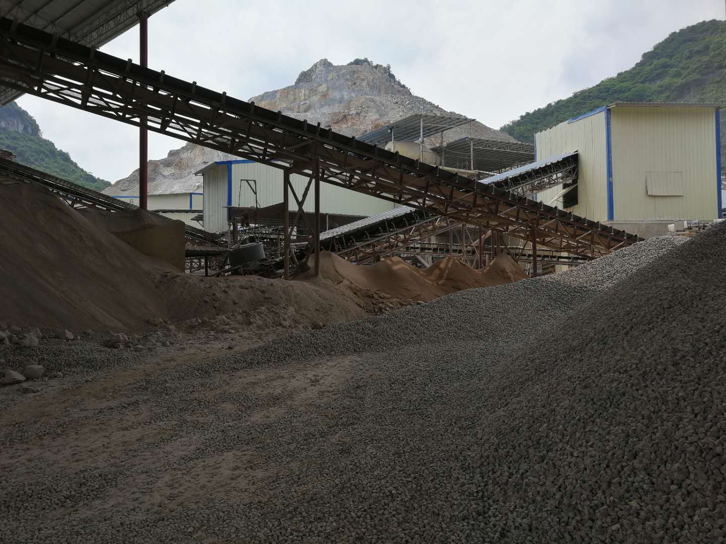 来宾骨砂电话-覃氏兄弟石场