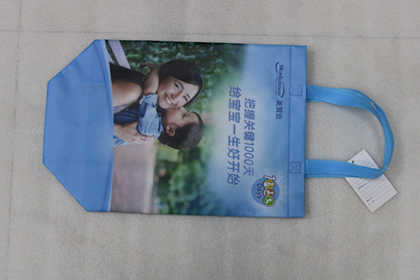 所以,各个生产商都是以主推无纺布手提袋为主要推广方向.