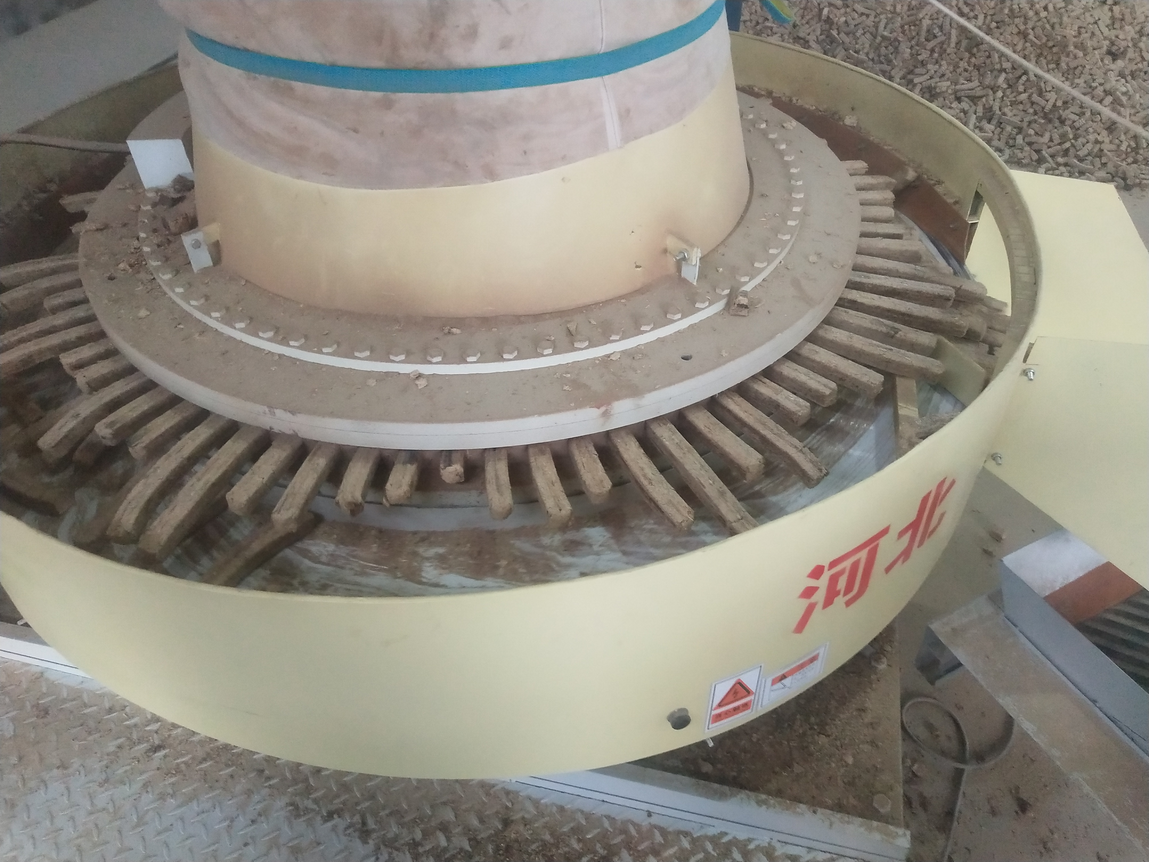 泉州服装厂下脚料压块机多少钱皮带式秸秆压块机图片